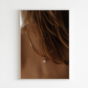 Plakatas „Moteris su perlo papuošalu“