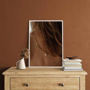 Plakatas „Moteris su perlo papuošalu“